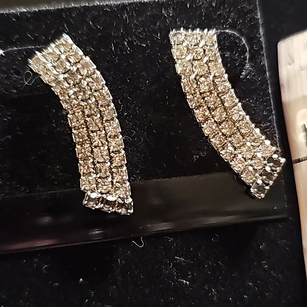 Capri Rhinestone Earrings🎠9
